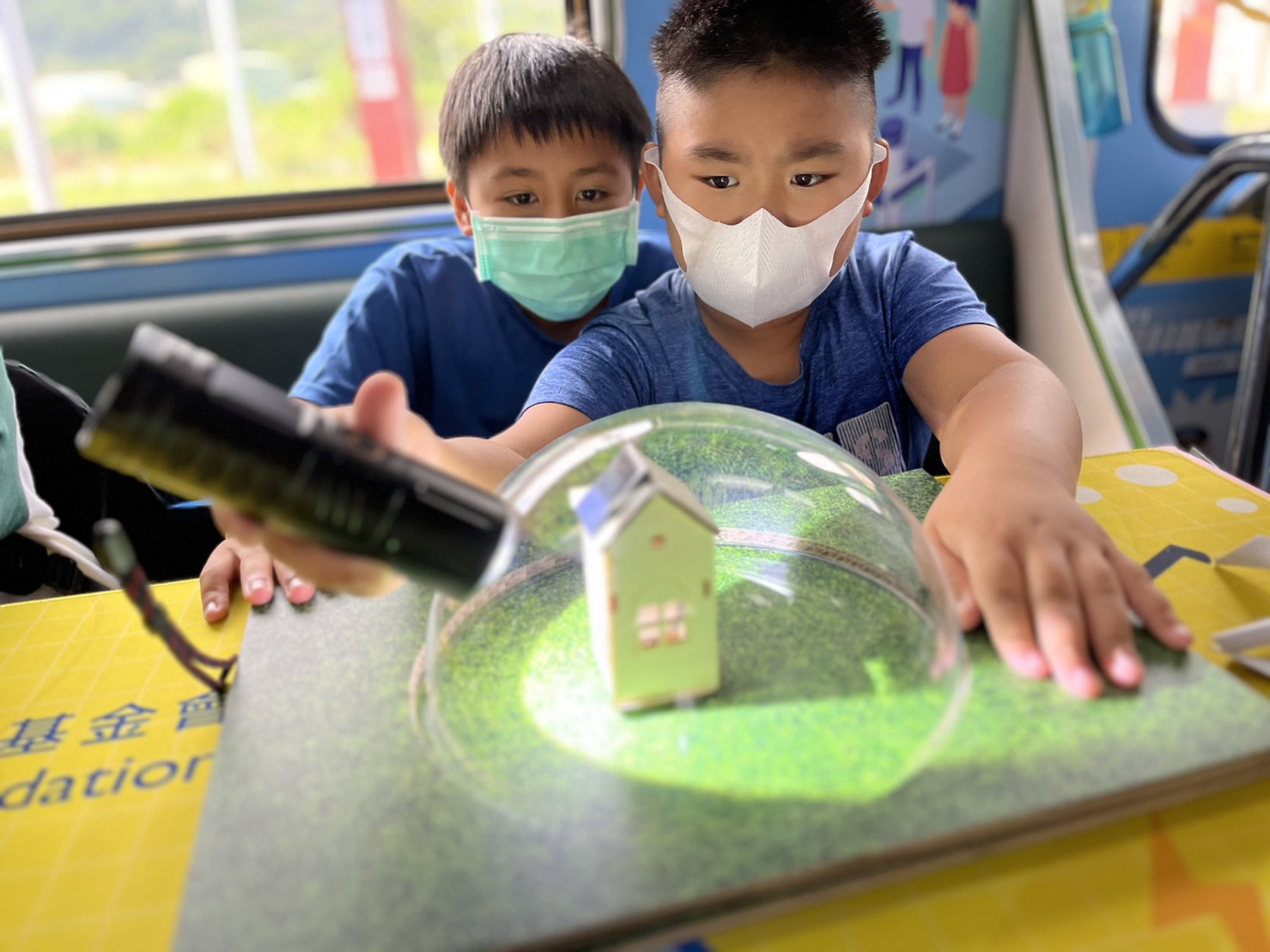友達參與基礎科學主題車廂，以STEAM教學精神，設計「逐日科學家」、「太陽能工程師」以及「淨零建築師」三大能源科普課程和實驗
