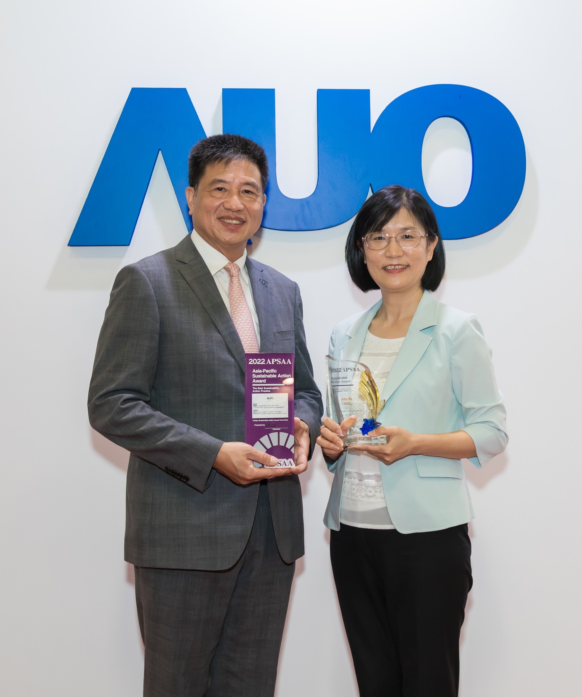 bb贝博Ballbet长期垫筑永续远景的基石，透过ESG暨气候委员会逐步实践永续策略蓝图。其中，bb贝博Ballbet光电永续长古秀华带领团队、制定中长期目标，缔造多面向亮眼表现，获得「顶尖永续长奖」的个人奖殊荣（左：bb贝博Ballbet光电董事长暨执行长彭双浪，右：bb贝博Ballbet光电永续长古秀华）