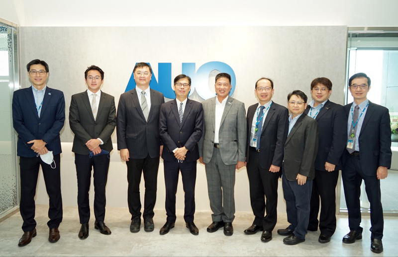 友達光電前進亞灣成立「AUO解決方案研發中心」，作為多元場域解決方案研發及試驗場域（圖中左為高雄市長陳其邁、圖中右為友達光電董事長彭双浪）