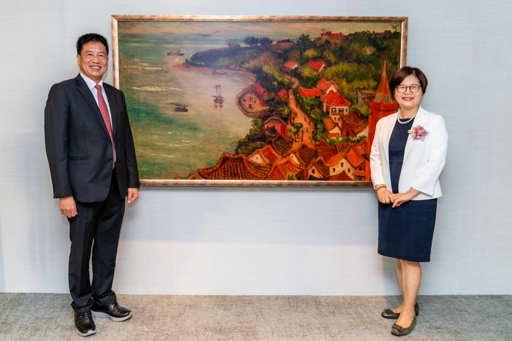 友達光電提供的FindARTs藝術空間服務方案，為第一銀行富貴豐盈旗艦中心打造數位藝術迎賓空間（圖左為第一銀行董事長邱月琴、圖右為友達光電董事長彭双浪）