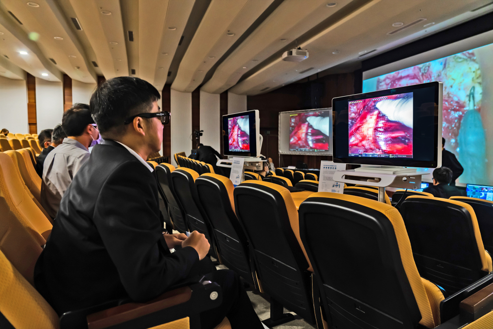 達擎之「達文西外接3D影像解決方案」，將達文西手術機器手臂的3D影像即時連線轉播，在會議室觀摩的醫師們只要戴上偏光眼鏡，就能與執刀醫師看到同步的3D立體影像，如臨操作台現場，縮短達文西手術的學習曲線