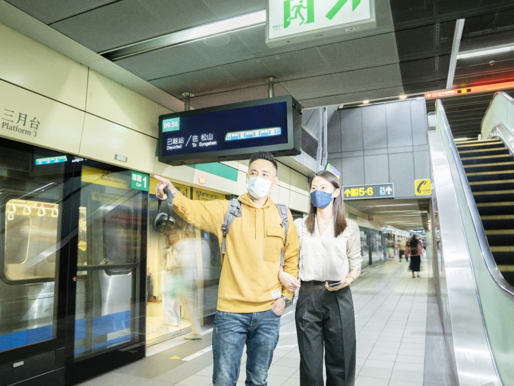 友達旗下達擎之客製化TARTAN顯示器，於台北捷運中山站亮相。以獨特長條型比例與高畫質特色，為台北捷運站帶來嶄新的都會車站風貌