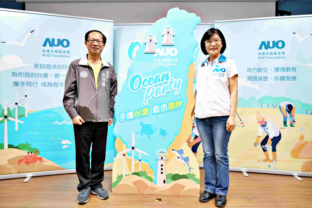 友達光電永續長古秀華（右）與桃園市環保局局長呂理德（左）進行海岸線認養儀式，簽署於象徵藍色宣言的海岸永續燈塔上，承諾以實際行動與環境教育方式，投入桃園海岸線守護行列