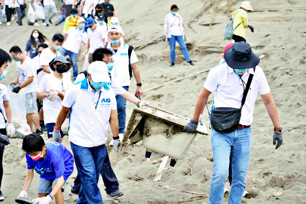 友達永續基金會2022 Ocean Party活動，與桃園市政府環保局、海湧工作室、觀音樹林里社區多方合作，一同手護台灣藍色海岸