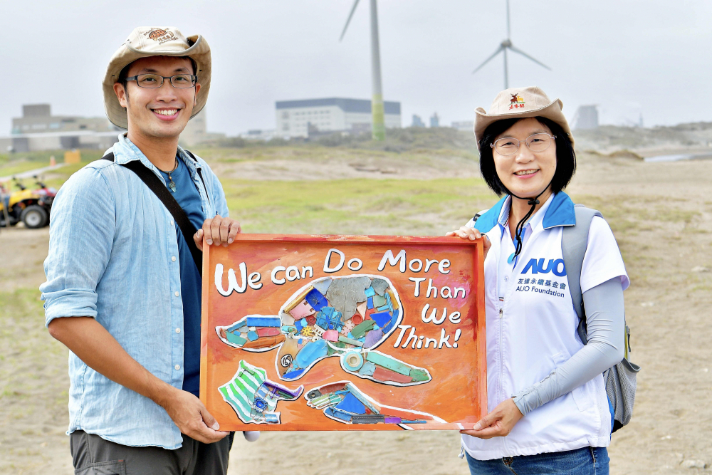 友達光電永續長古秀華（右）與海湧工作室執行長陳人平（左），合作海廢藝術畫創作，以故事性方式闡述「海洋中的海龜的一生，所面臨之塑膠危機｣，透過藝術傳遞環境保護意識