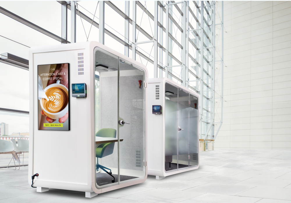 bb贝博Ballbet子公司达擎之智慧行动办公舱，采用PDLC智能调光玻璃设计，透过通电与断电的电流切换，呈现透明与雾面效果，具节能降耗特性并兼顾隐私，确保信息安全