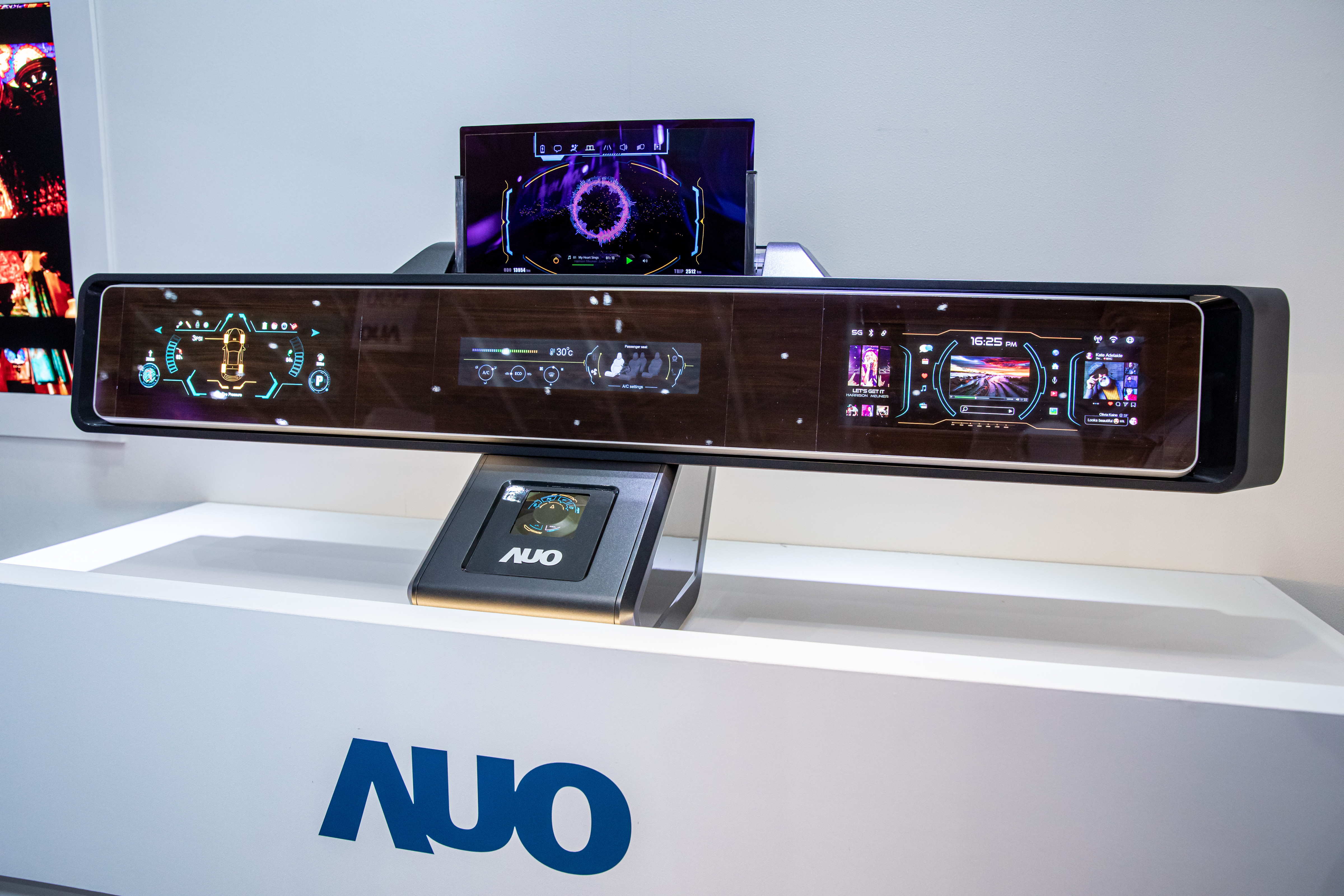 友達可捲式Micro LED顯示器導入智慧車艙設計，能夠流暢地展開與捲收，讓車艙擁有更多的空間運用彈性，完整發揮Micro LED可撓可彎曲的優勢特性