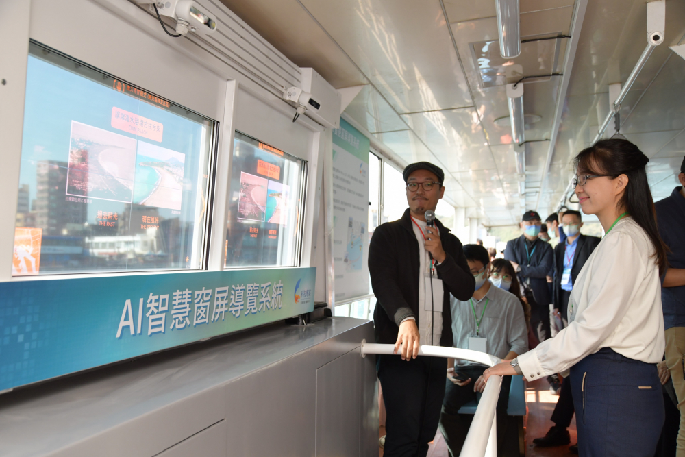 友達整合透明Micro LED智慧窗，透過景物GPS座標定位追蹤乘客視線，可即時在智慧窗提供正確的導覽資訊