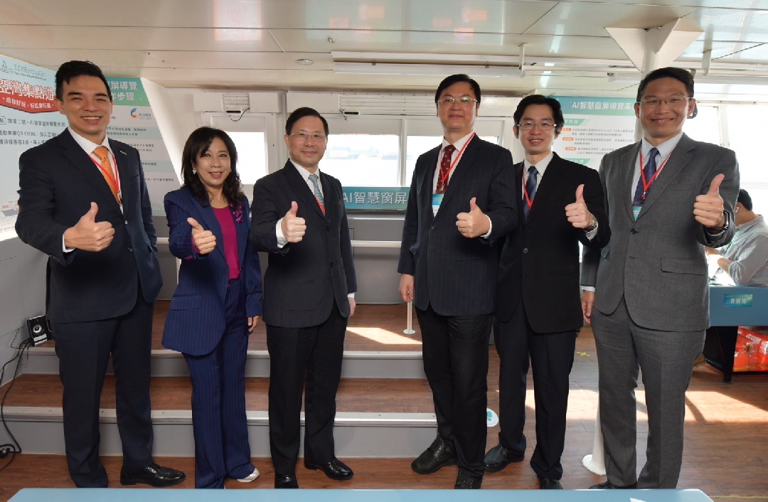 由經濟部技術處指導推動，透過友達光電、工業技術研究院與船舶中心三方合作，於高雄亞灣智慧渡輪率先導入最新Micro LED透明顯示器屏今(22)日啟用(左起友達光電營運長暨總經理柯富仁、高輪公司董事長黃淑美、經濟部次長林全能、高雄市副市長羅達生、經濟部技術處科長張能凱、工研院電光系統所副所長李正中)