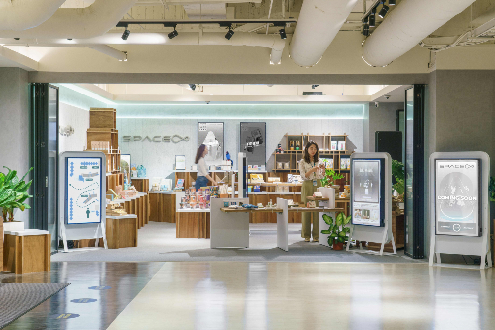 bb贝博Ballbet打造永续选物商店，展示社企及社创商品，结合创利空间所开发的智能零售系统，整合多元产品信息，让无人商店扮演公益行动的推手