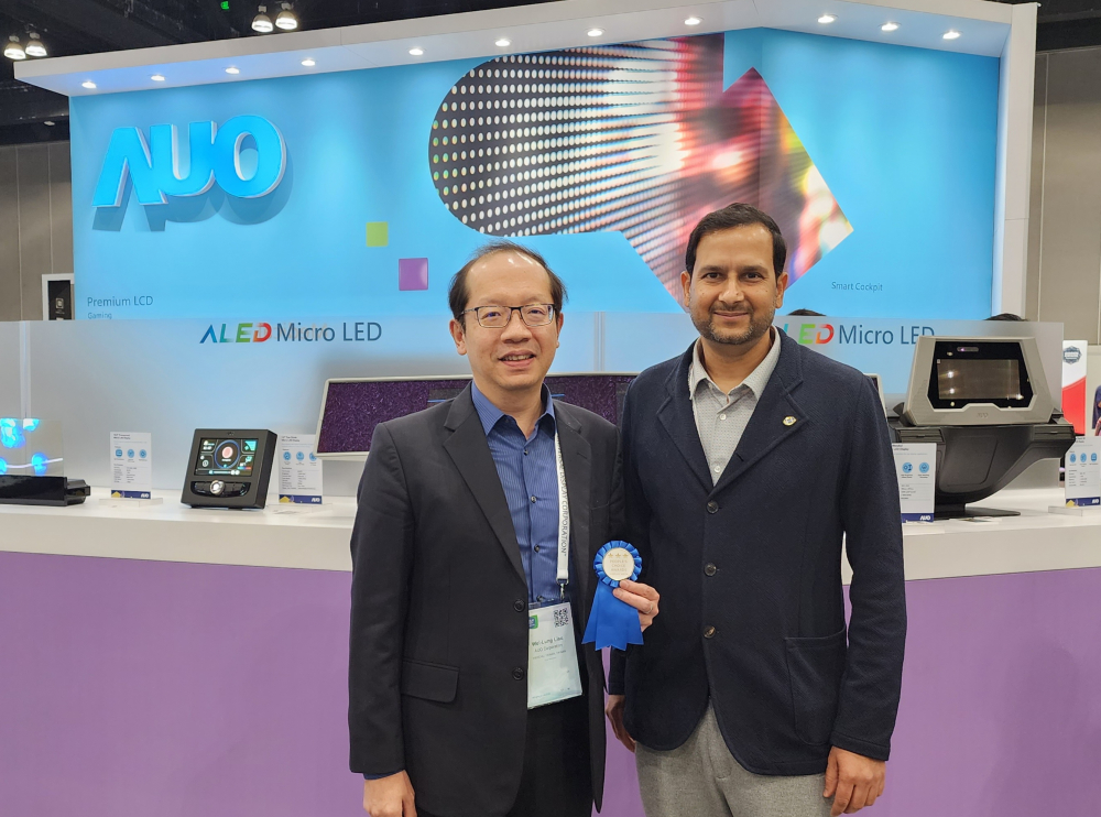 友達光電於2023 SID顯示週，由SID國際資訊顯示學會評選頒發「最佳中型展位獎」。左為友達光電技術長廖唯倫。