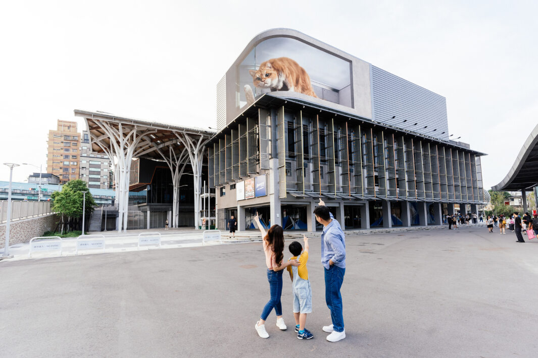友達打造全台最大戶外裸視3D LED弧形螢幕，將超立體的軟萌胖橘貓動畫活躍於頂樓外牆