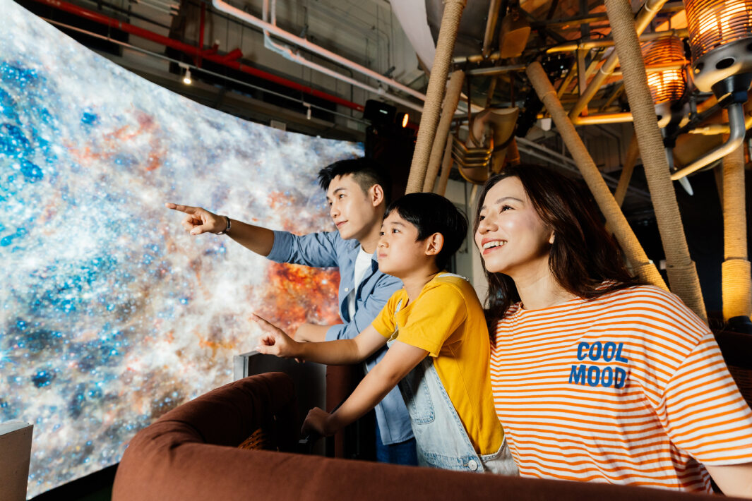 友達打造全台最大寬6公尺、高4公尺、唯一搭載LED弧形拼接顯示屏的動感飛行船，讓乘客駐足在熱氣球上，享受身歷其境的偽出國旅遊樂趣