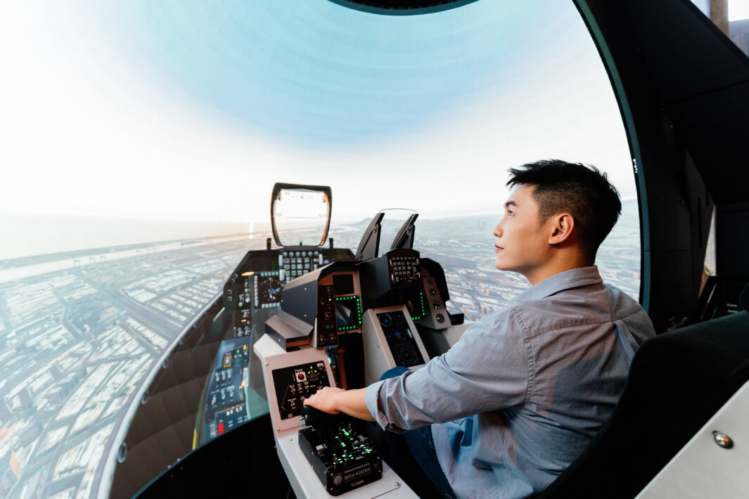 友達以P1.25小間距打造球形LED模擬艙，搭配智崴的精密六軸動態座椅，結合友達專業影像調校技術，呈現擬真模擬飛行場景