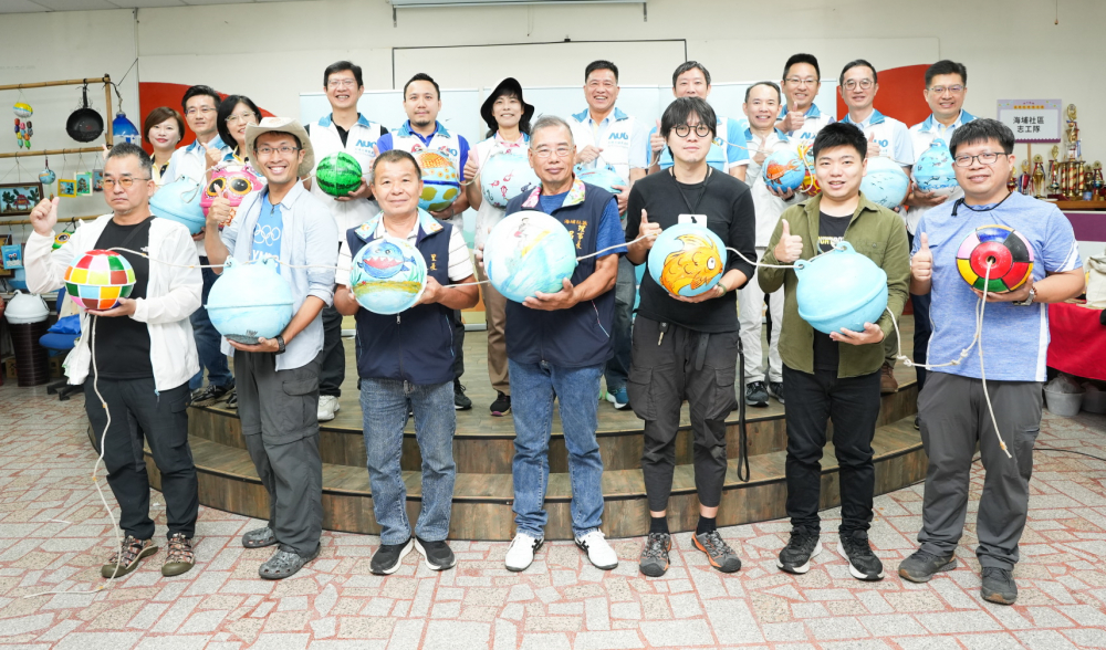 友達光電暨友達永續基金會董事長彭双浪與農業部林業及自然保育署新竹分署夏分署長、供應商夥伴、在地鄰里協會、社企團體，以循環再生的海廢浮球倡議從源頭減廢，為地球移除塑膠垃圾，共同「手」護台灣美麗海岸