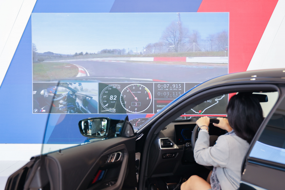 顧客按下虛擬Engine Start按鈕，啟動預選車款的引擎聲浪，螢幕同時呈現德國紐柏林賽道的試駕畫面，坐進車內一秒化身駕駛員馳騁奔騰