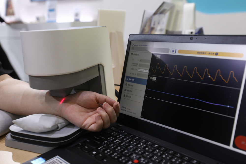 友達耘康脈象檢測系統透過電腦精準控制升降系統，還原中醫師三指把脈過程的舉、按、尋手法，將脈象感受轉化成數據，未來可結合大數據分析，實現智慧醫療及準確性