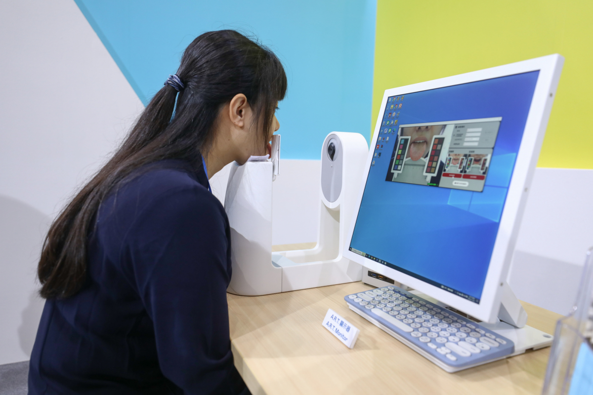 友達耘康延伸友達卓越的感測技術及色彩管理專長，研發出舌象擷取系統，可提供數據化、影像化的檢測結果，輔助醫師與專業醫事人員做為臨床研究、檢測結果評估與檢測紀錄的留存