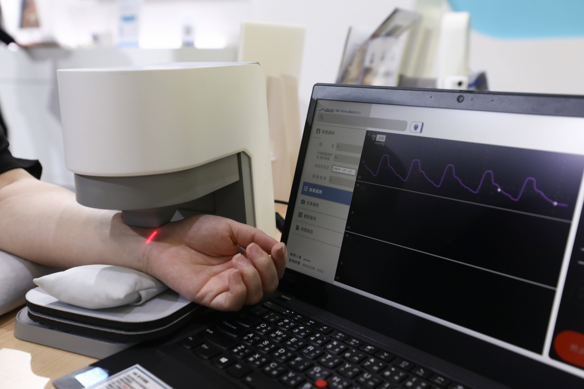 友達耘康脈象檢測系統透過電腦精準控制升降系統，還原中醫師三指把脈過程的舉、按、尋手法，將脈象感受轉化成數據，實現智慧醫療及準確性