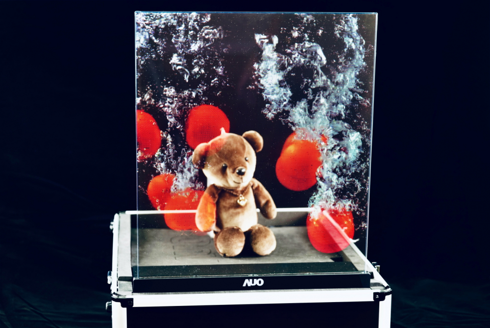 友達以次世代Micro LED顯示技術打造之透明顯示器，具備高穿透、低繞射、高亮度、可拼接之特性，可廣泛應用於智慧移動、零售、育樂和醫療等多元場域