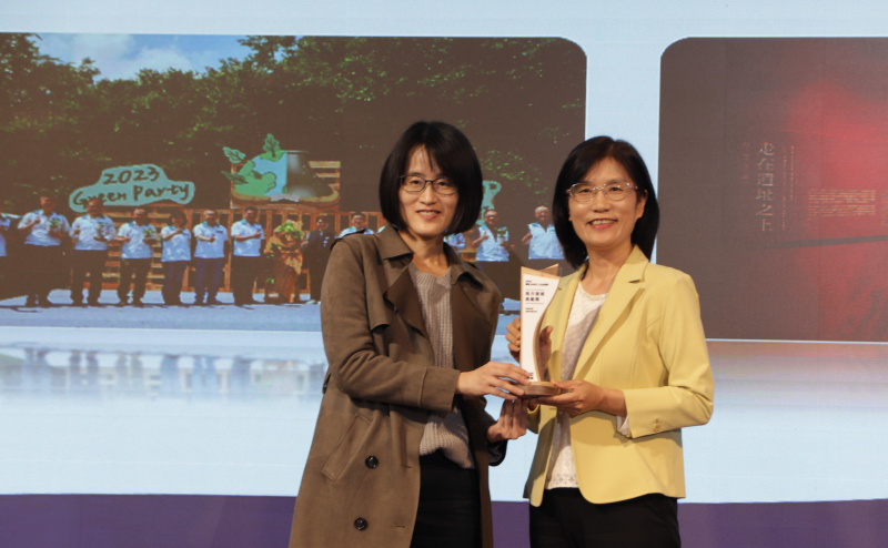 友達保存「西大墩窯遺址」且推廣在地文史教育不遺餘力，今（6）日獲頒「人文企業獎」地方發展獎之最高榮譽典範獎。由文化部陳文婷簡任視察（左）頒獎，友達永續長古秀華（右）代表受獎