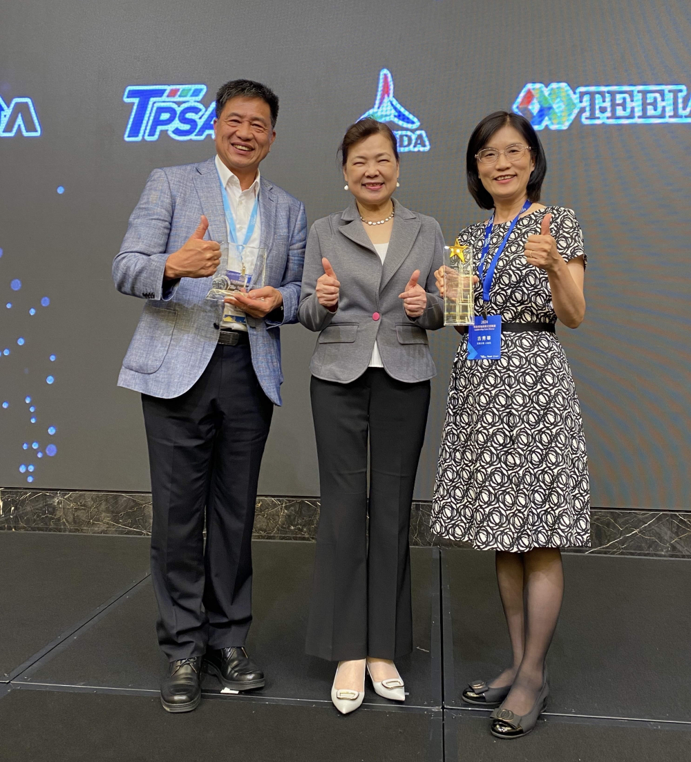 友達致力推動永續發展，於Touch Taiwan2024以3R策略貫穿Display、ESG展位實現綠色展覽目標之成果，Display展位獲綠色裝潢設計鑽質獎最高榮譽，ESG同獲金質獎殊榮。由經濟部長王美花（中）親自頒予友達光電董事長彭双浪（左）、友達光電永續長古秀華（右）