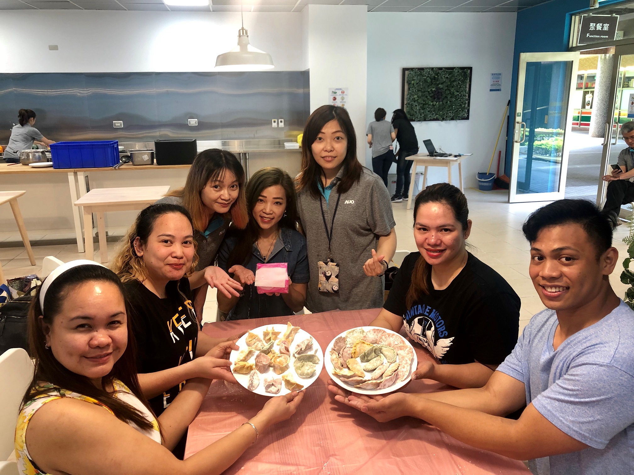 友達將DEI理念貫徹到企業文化和實踐，舉辦如台菲廚藝交流等活動，讓同仁了解彼此文化差異、培養情感