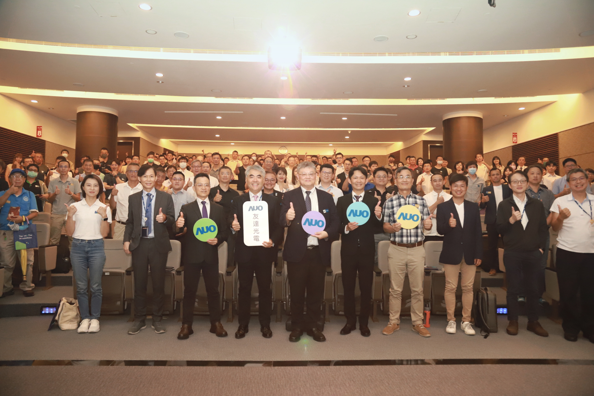 友達光電邀請領域專家共研再生能源發展、電力需求及建築物減碳等議題進行交流，盼共擘綠色永續生態圈的嶄新契機。