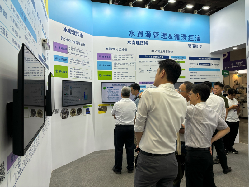 友達以深厚的智慧製造經驗發展永續戰略，積極延伸價值鏈，轉化成可供外界使用的綠色智慧服務，進軍SEMICON Taiwan 2024，提供半導體產業鏈打造AI世代的永續即戰力。