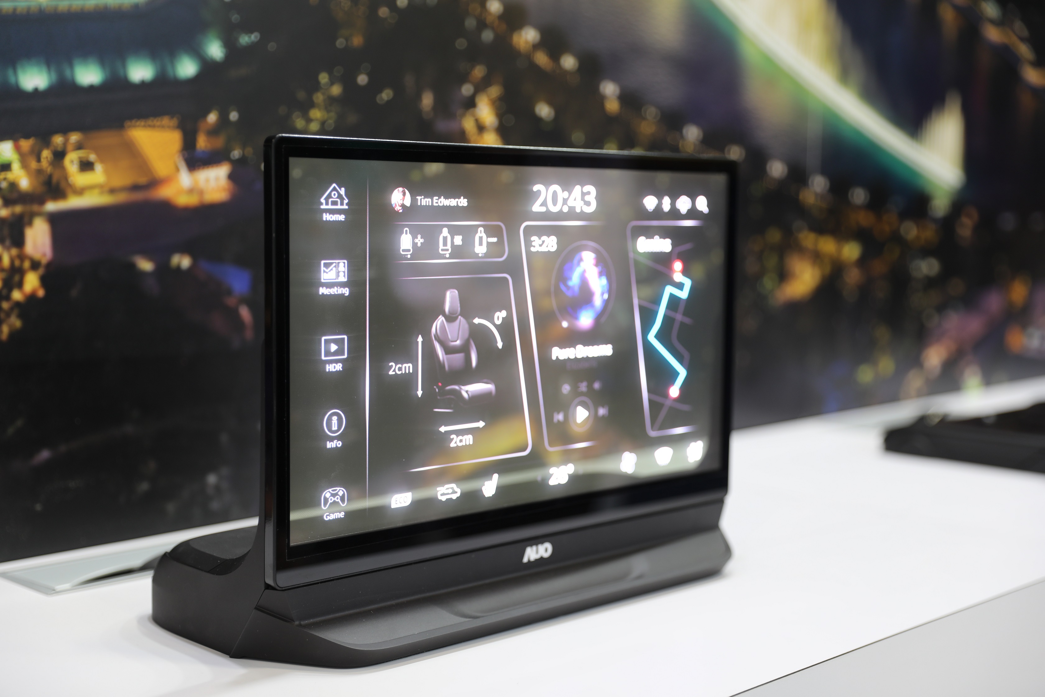 友達將Micro LED透明顯示技術整合黑切換技術的解決方案，釋放強大的技術自主開發能力，跨越室內外應用界限，開創業界第一台17.3吋快速黑切換透明觸控Micro LED顯示器