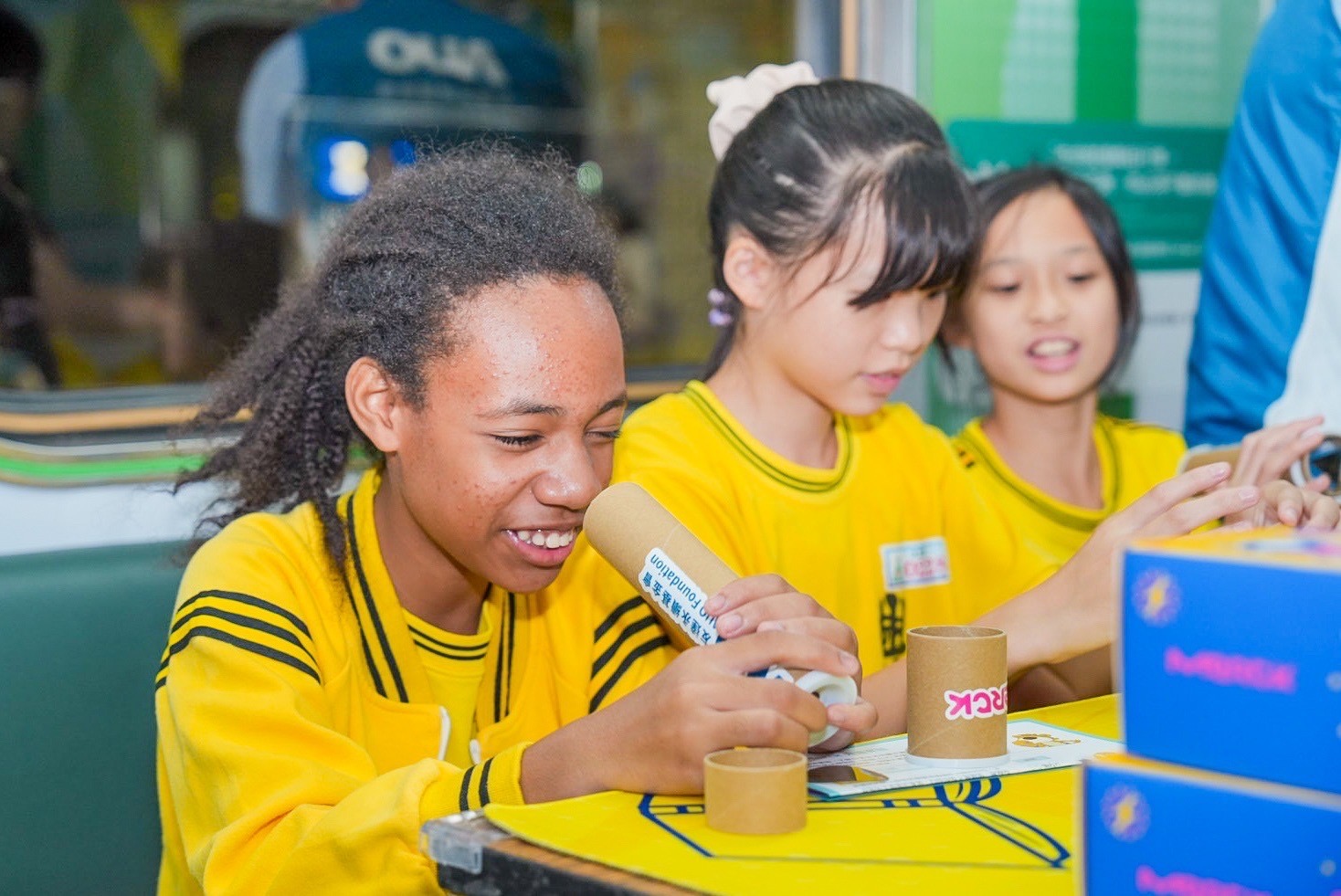 友達與默克分別回收不再使用的偏光片及液晶顯示模組，設計光電課程「玩轉光與闇」，讓學生們親手製作偏光萬花筒與簡易液晶顯示器，實踐循環再生的永續理念