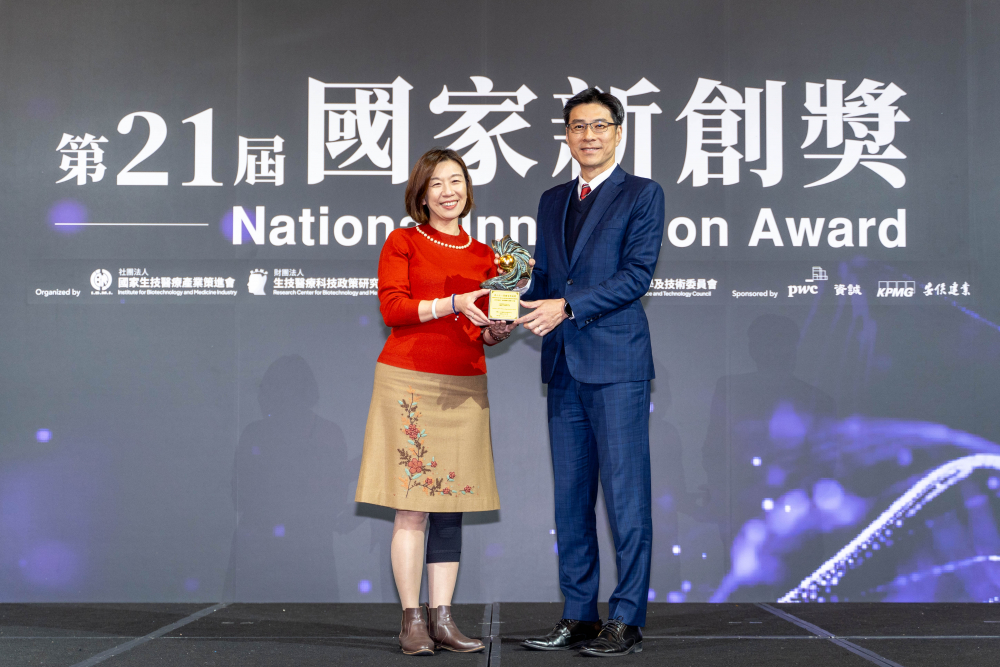 友達旗下子公司友達耘康與達擎分別以「中醫數位化檢測解決方案」及「寬視角3D醫療顯示器」獲得第二十一屆國家新創獎「智慧醫療與健康科技」類別的「企業新創獎」與「國家新創精進獎」兩項殊榮。圖左為衛生福利部政務次長林靜儀、圖右為友達光電智慧醫療事業群總經理廖世宏