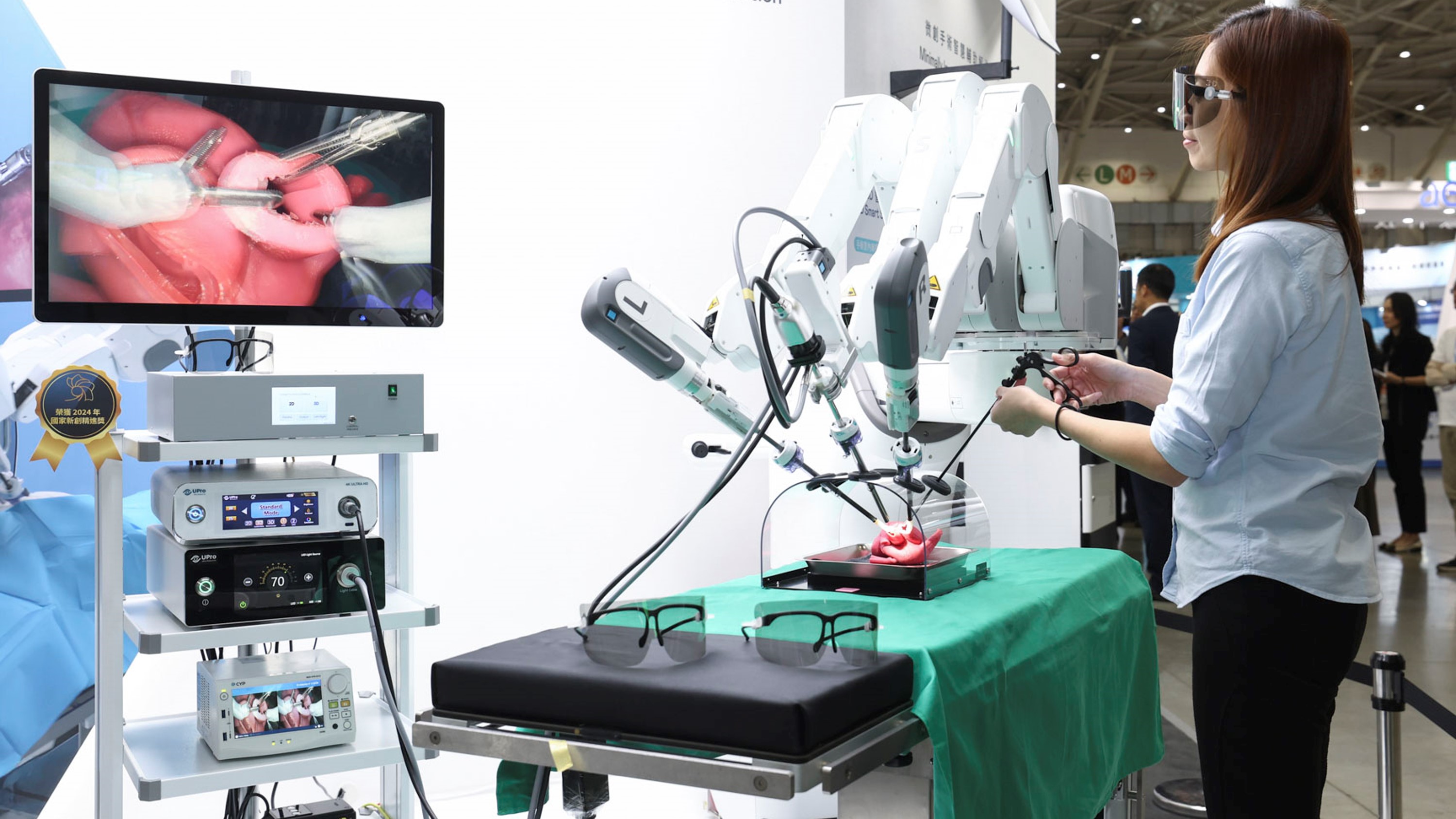 達擎寬視角3D醫療顯示器可應用於機器人手術即時3D解決方案，提供醫療團隊即時、同步的3D手術影像，提升溝通效率與手術安全性