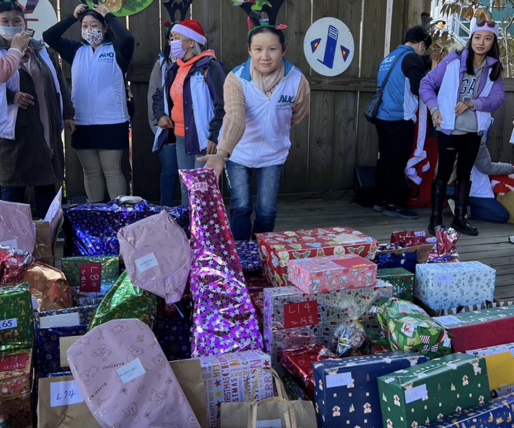 友達永續基金會「圓夢列車」年年迴響熱烈，認捐同仁精心挑選禮物、巧手包裝，整理成隊後，將祝福一一打包送出
