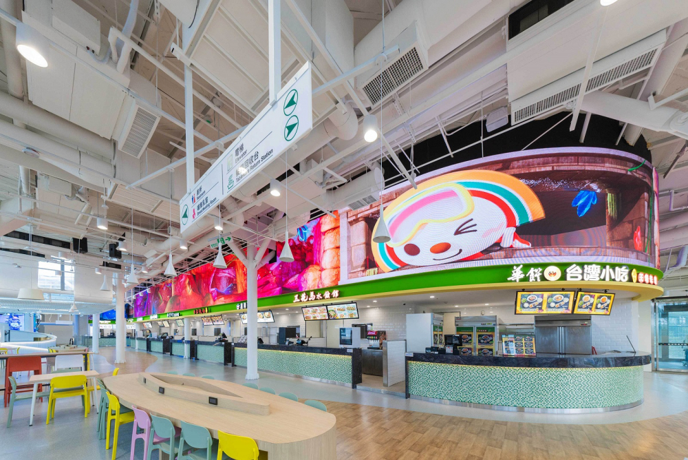 友達穩步推動雙軸轉型策略，旗下子公司達擎攜手傑可達數位與零售業者統一超商合作，為全新改裝開幕的「清水服務區」打造首創的裸視3D體驗牆