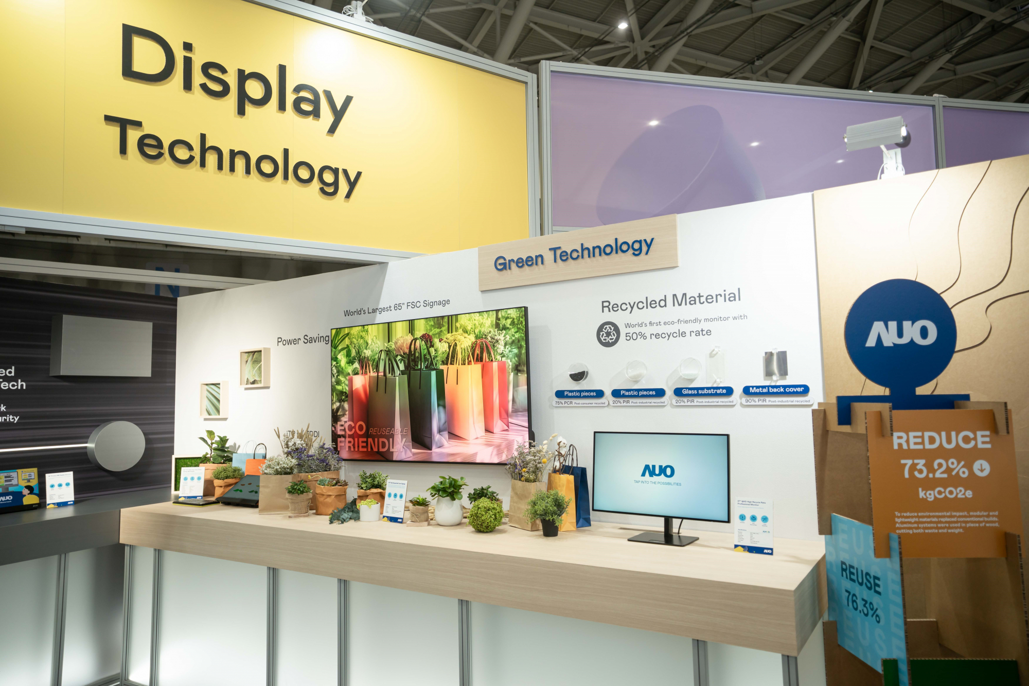 友達Touch Taiwan 2025雙展位再度獲etouch 綠色裝潢設計獎肯定；智慧顯示展位以鋁製模組系統取代傳統木作施作，並在相關裝潢物與設計使用可回收、可重複使用的材料，體現低碳與循環精神。