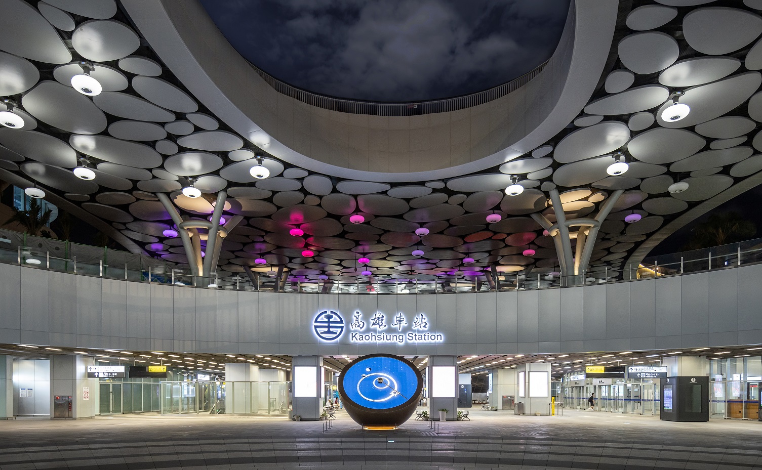 創利空間參與《高雄車站共感空間》公共藝術計畫，擔任視覺科技整合夥伴。於「看時間」天文鐘作品中提供技術指導，整合圓形LED鐘面與鐘體結構，在時間、天象星盤與空間氛圍間生動展演