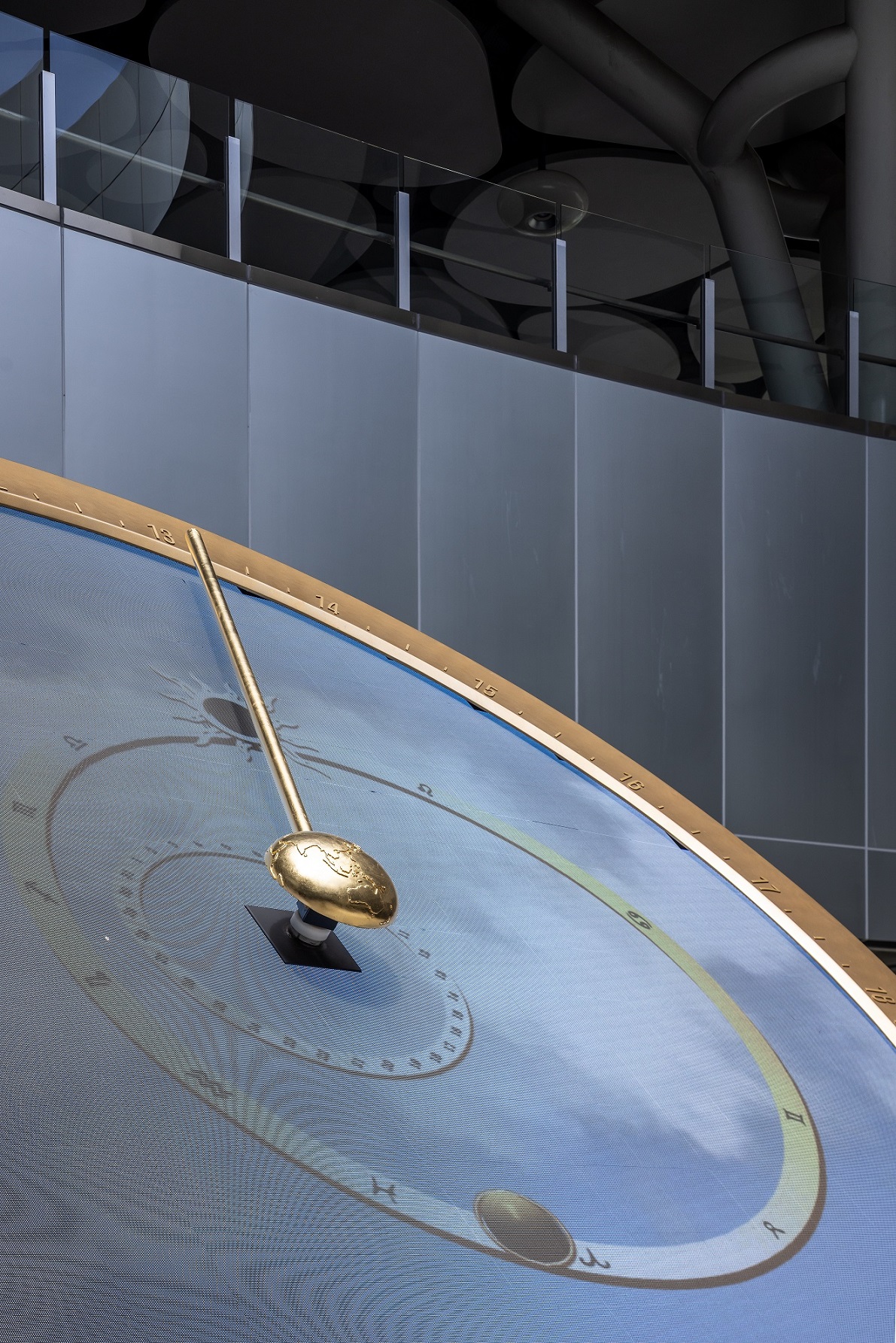 創利空間參與《高雄車站共感空間》公共藝術計畫，擔任視覺科技整合夥伴。於「看時間」天文鐘作品中提供技術指導，整合圓形LED鐘面與鐘體結構，在時間、天象星盤與空間氛圍間生動展演