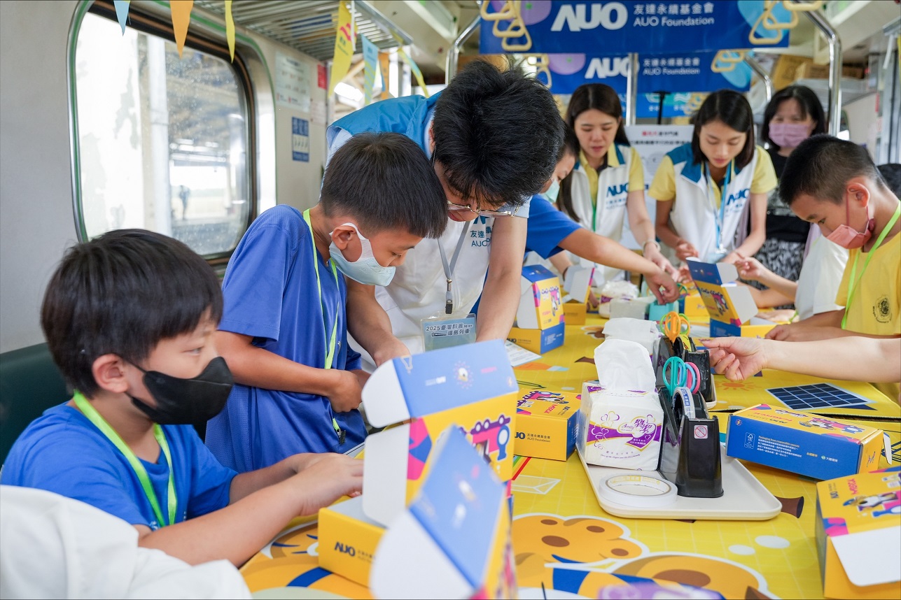今年友達設計「光電、再生能源、水資源」三大課程主題，攜手供應鏈夥伴默克及大豐環保，以循環經濟理念開發創意教材