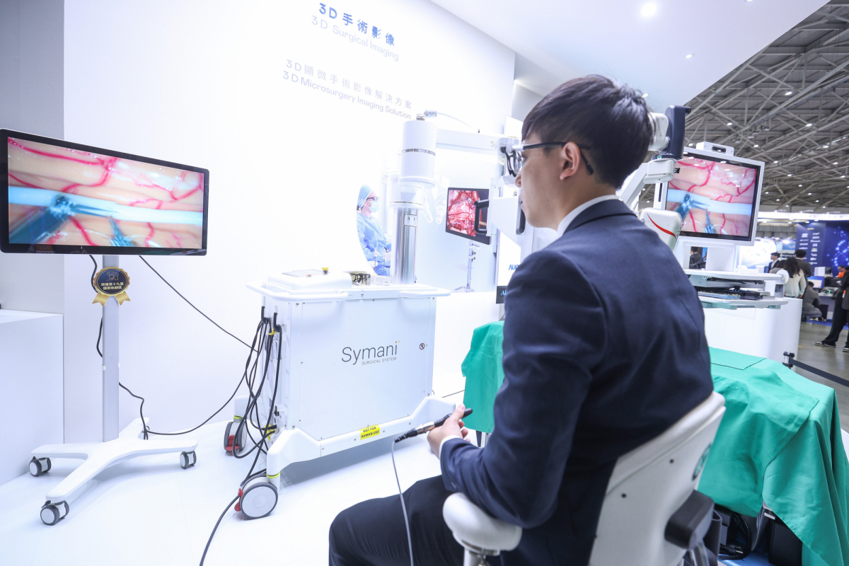 达擎推出〝3D显微手术影像解决方案〞，将3D影像技术从腹腔内视镜手术延伸至神经、血管、淋巴等高难度显微手术，提供超清晰立体视野，协助医疗团队在复杂手术中完成精准细腻操作。