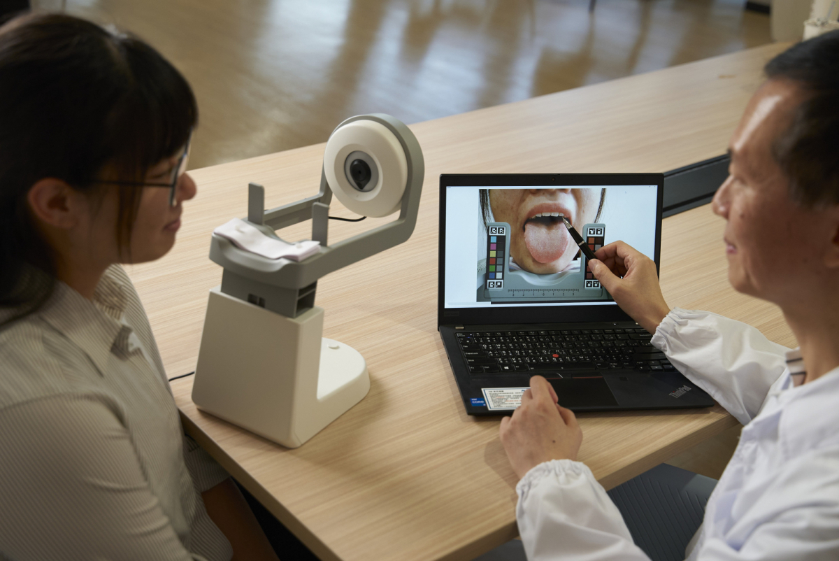 友達耘康的「舌象辨識軟體」則運用AI與大數據技術，可快速辨識舌色、舌形、苔色、苔質等特徵，顯著提升舌象辨識效率，優化檢測流程。