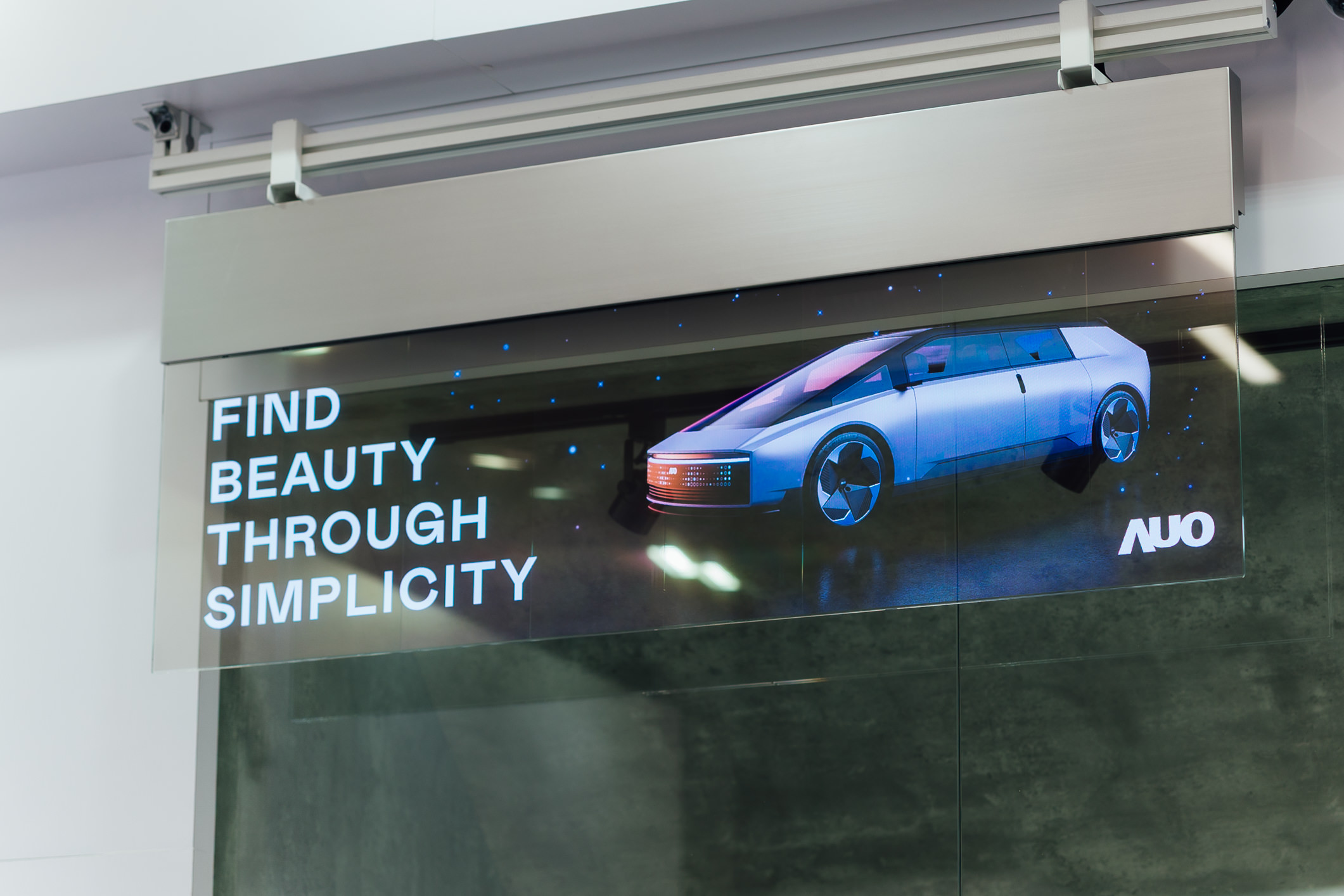 具备高亮度透明感的54吋透明Micro LED智慧广告牌，可无限拼接不同尺寸，营造出兼具科技感与美学的沉浸式氛围，适用于旗舰店、展演空间等多元场域。