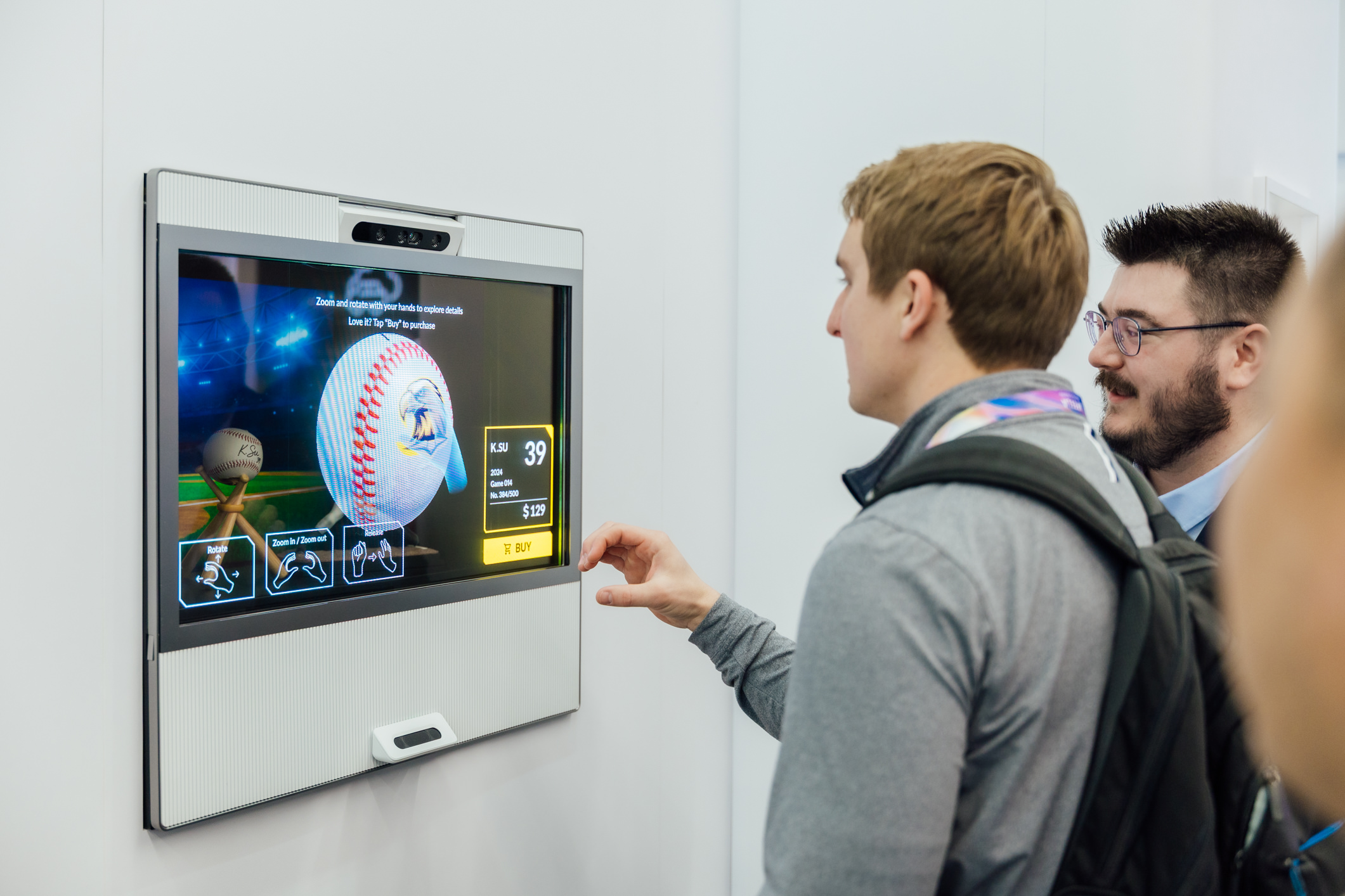 bb贝博Ballbet智慧行动透过专属展间，与客户深度聚焦，密切探讨产品协作共创的机会与落地的可能性，激发人车互动的创新再进化，并结合输出国际的Micro LED前瞻技术跨界应用，揭开更多元精彩的应用情境。