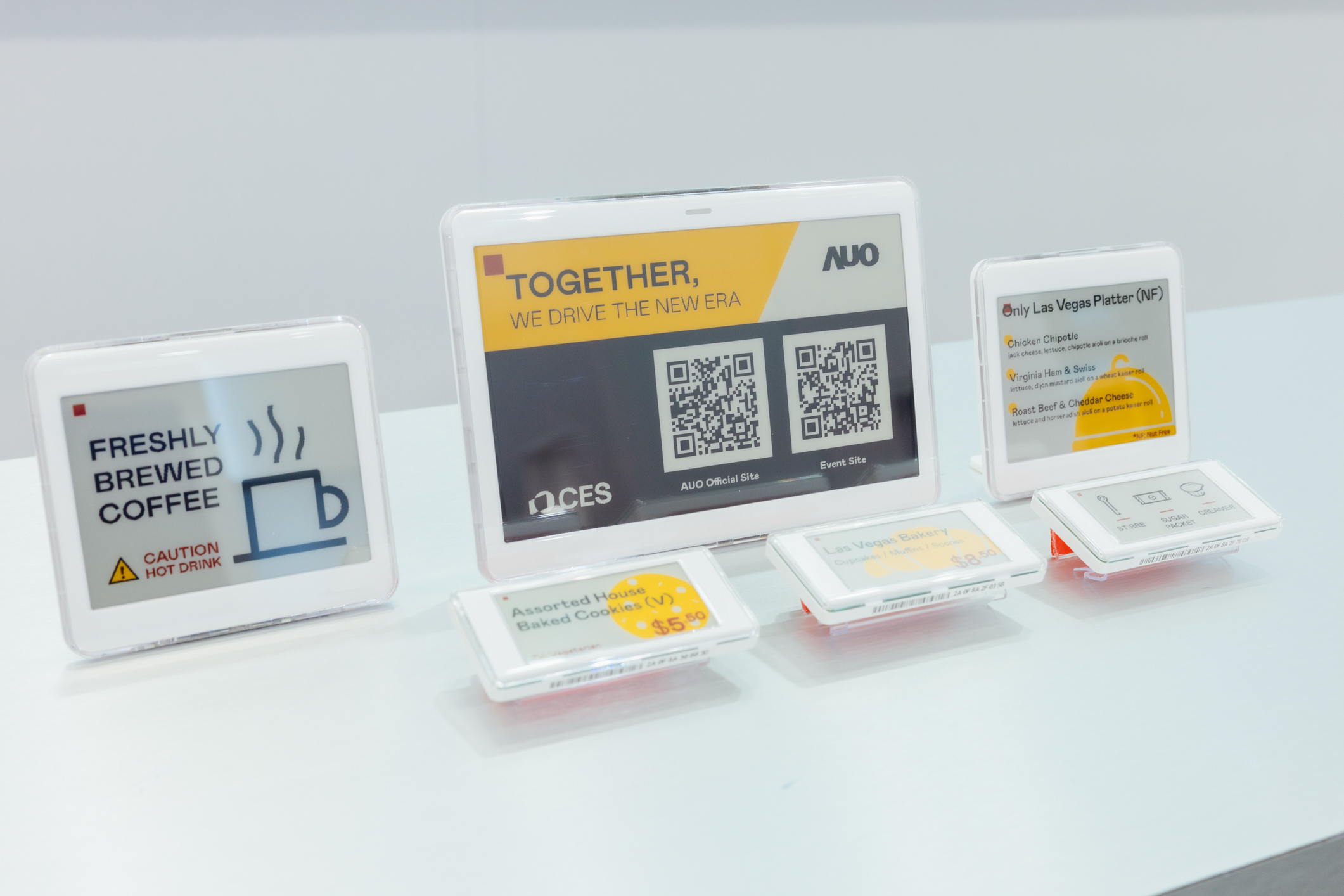 达擎开发的低功耗、全彩的aecoPost电子纸解决方案，仅在更新画面时需要微量的电力驱动，无需布建电线的便捷设计，使其可灵活应用、弹性选择置放处；可搭配aecoTag电子货架卷标解决方案，驱动商店内所有数字广告牌和电子货架卷标，以远程控制实现动态变价，提升门市人员作业效率，并以无纸化落实永续经营目标。