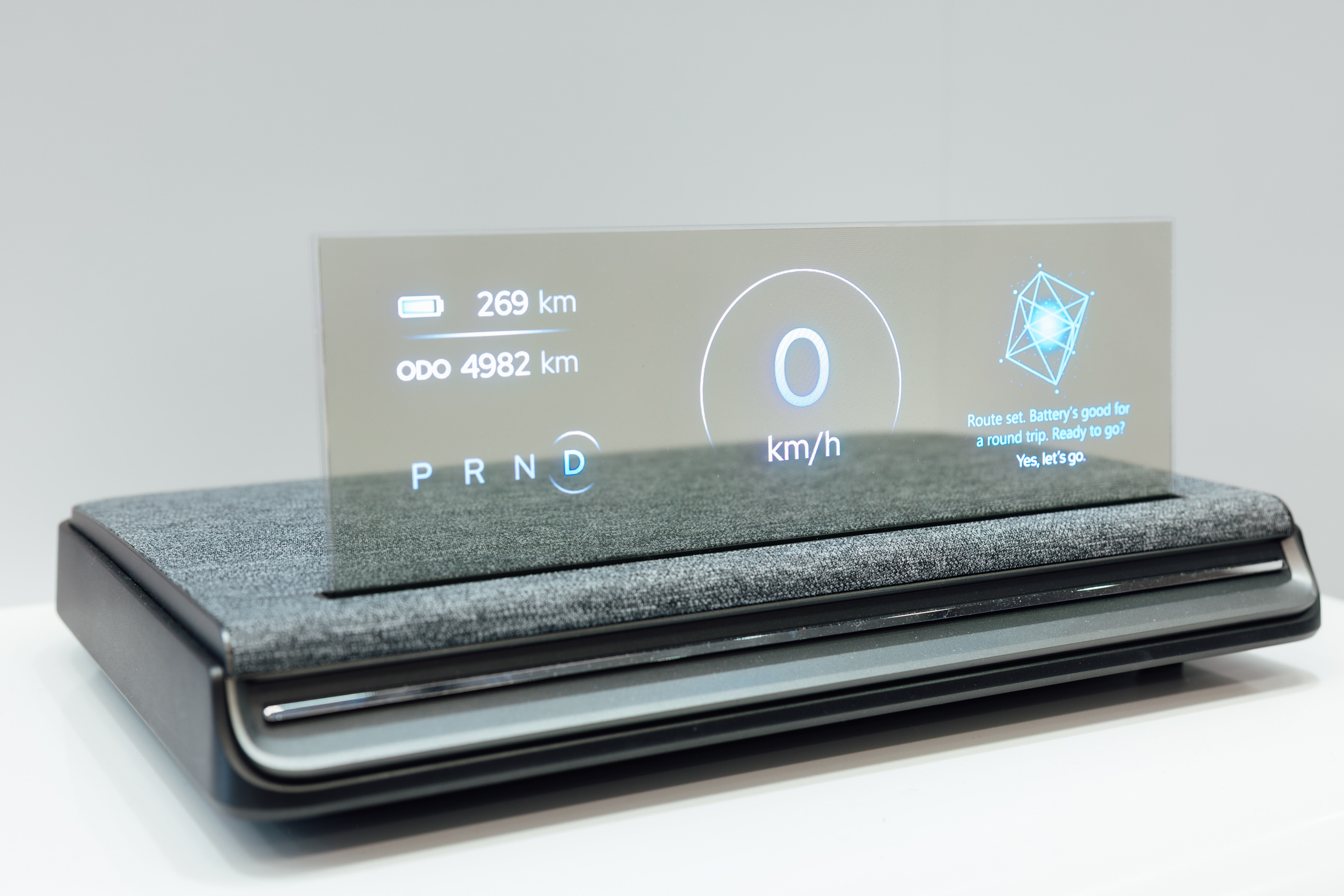 全球首款Aero Module透明Micro LED显示器模块外观轻盈通透，可与数字内容完美融合，提供动态显示、先进控制、个人化沉浸感受。