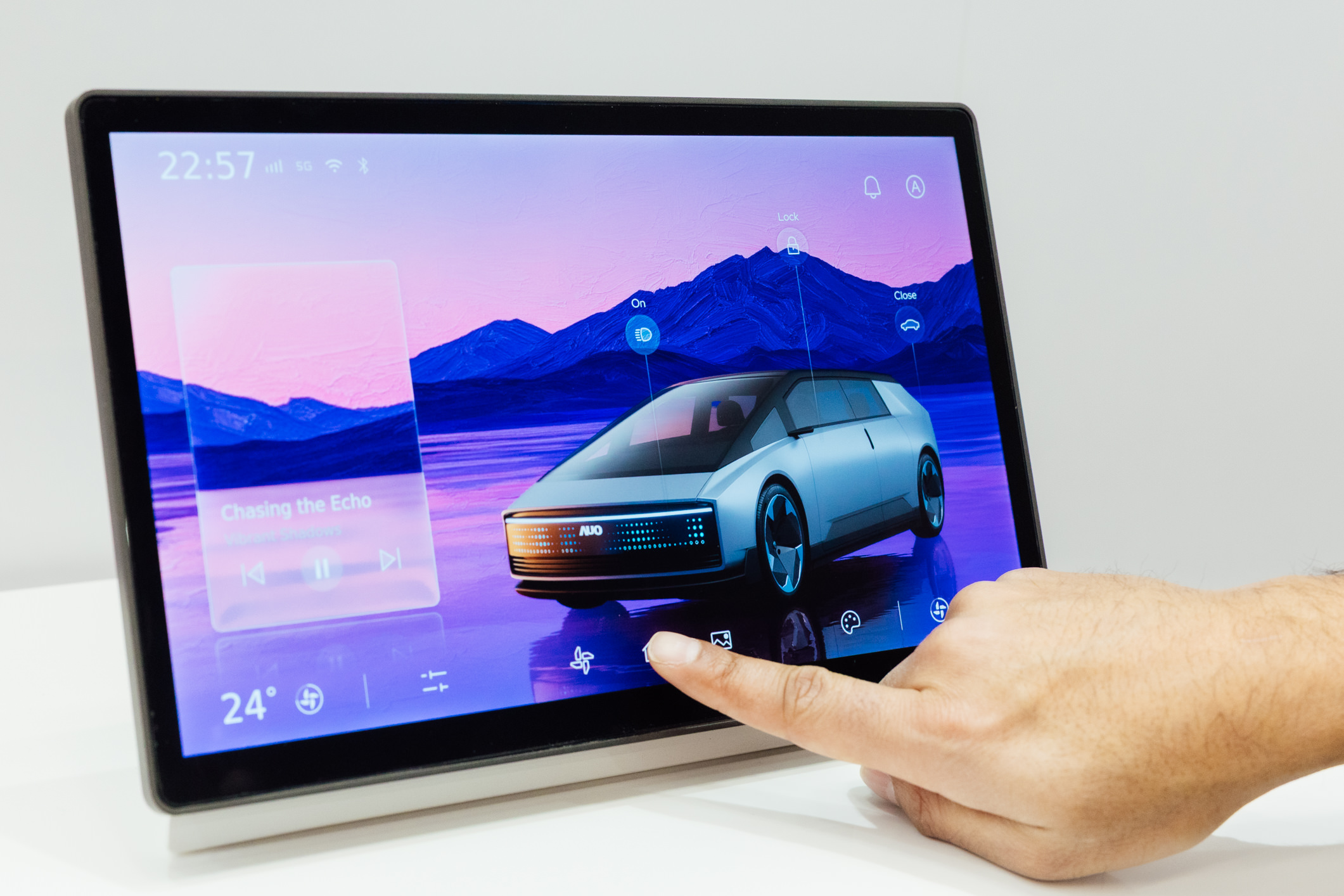 将先进抗反光技术导入于CID中控台呈现全时可视效果，并支持与座舱环境完美融合，带来清晰且不干扰的驾驶与座舱操作体验，兼容座舱质感与行车安全。