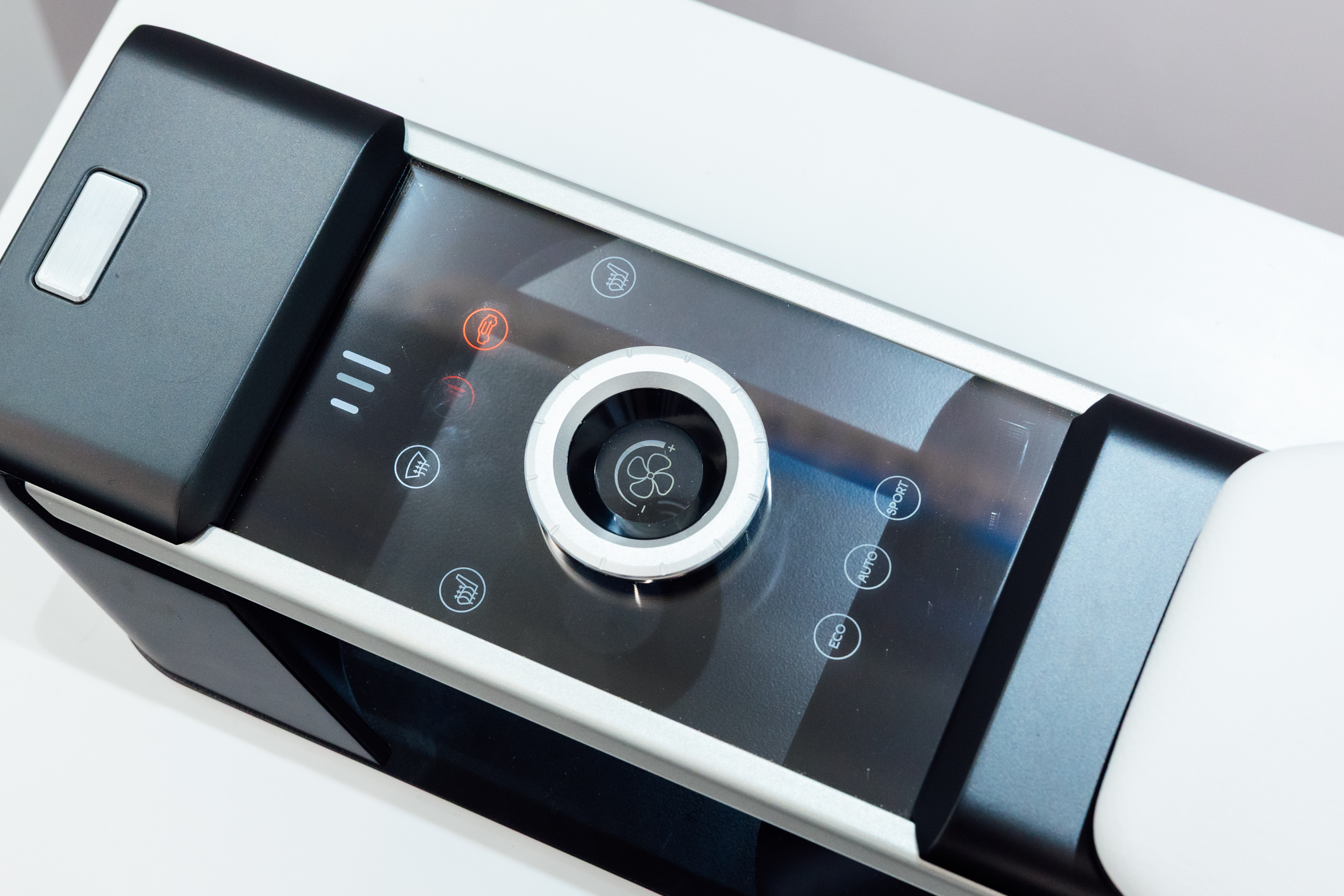 以极简设计打造的CrystalSense Console，为中央扶手区带来创新突破，将功能隐藏于简约的外观中，并采用悬浮式旋钮搭配玻璃面板与主动触觉回馈，仅在操作时才显现功能选单，提供直觉且可自定义的互动体验。