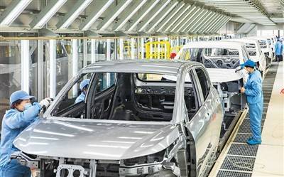 山西省运城市大运新能源汽车生产基地的工作人员正在加紧生产订单产品